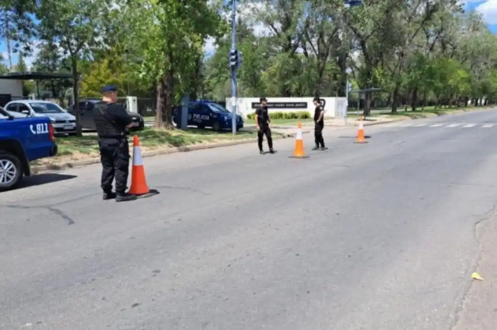 Otro ataque a Televisión Litoral: arrojaron una bomba molotov en el ingreso