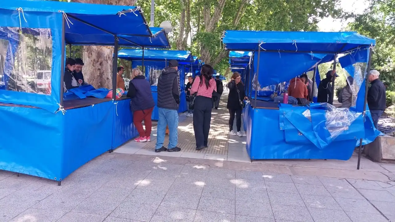 La Feria de la Plaza San Martín cuenta con una nueva estética, con stands desmontables.