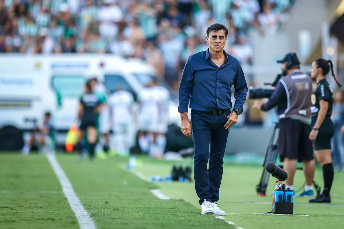 Gustavo Quinteros fue expulsado tras golpear a un rival