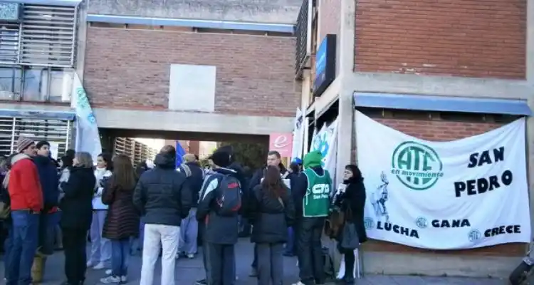 Docentes protestan en el Consejo Escolar por los sueldos atrasados