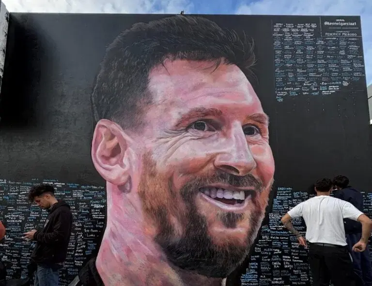 Inauguraron un mural de Messi en Berazategui y el propio capitán de la Selección felicitó a sus creadores
