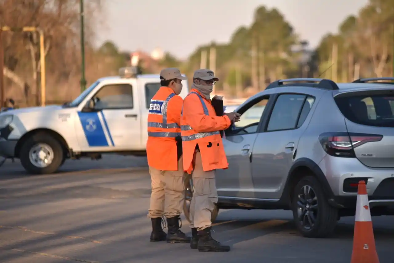 Comenzaron los controles: no se puede caminar ni andar en auto sin autorización