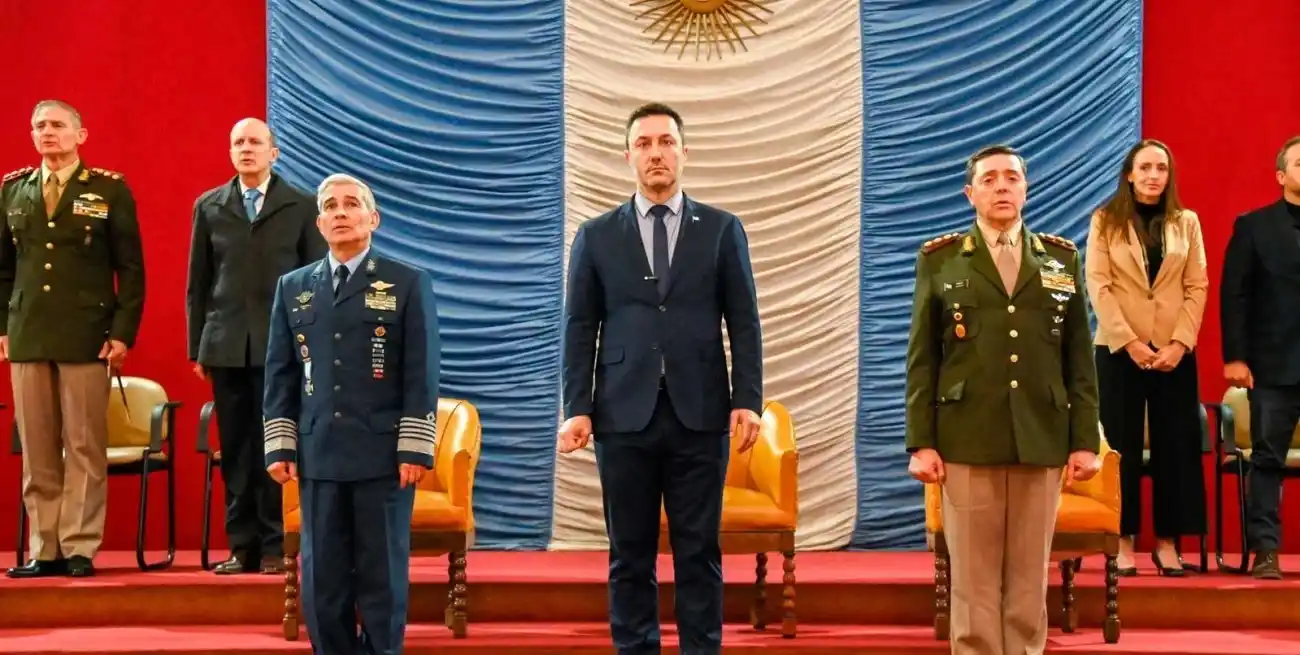 El ministro de Defensa, Luis Petri, hizo entrega de los bastones de mando a los nuevos generales del Ejército Argentino