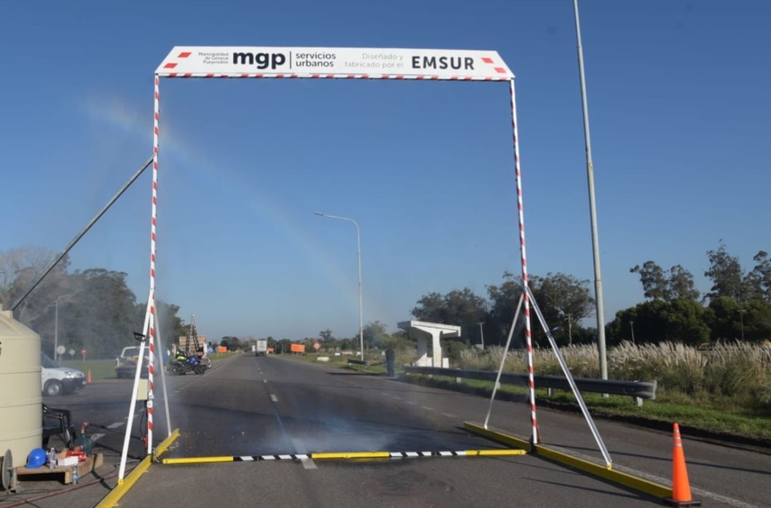 Bomberos de Estación Camet cargaron nuevamente el arco sanitizante de Ruta 2