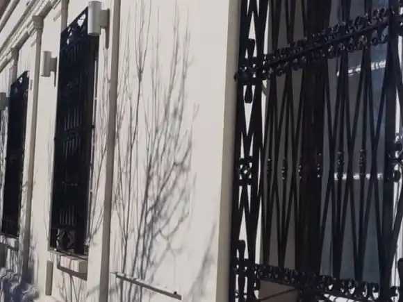 Realizan tareas de mantenimiento en el frente del Museo Histórico Municipal