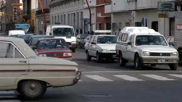 El municipio de Bahía Blanca volvió a cobrar patentes de autos cuyos modelos van de 1990 a 2000