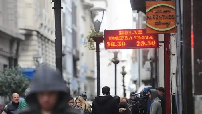 El dólar pega un salto de más de un peso y ya está a $30 en algunos bancos