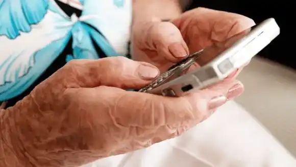 Le bajaba el brillo del celular a su suegra y le cobraba $5 mil pesos cada vez que lo "arreglaba"