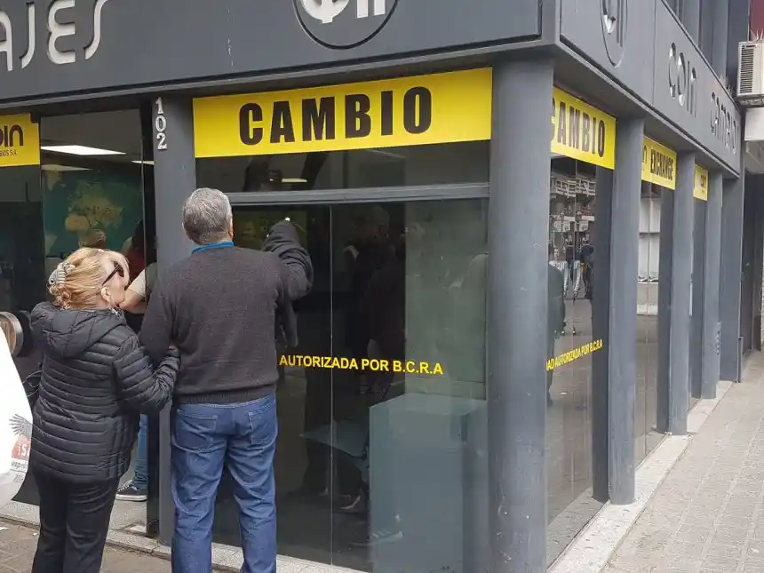 El dólar retrocedió 70 centavos y cerró a $ 38,60