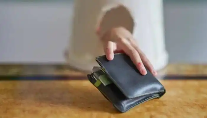Detuvieron a una mujer  por robar una billetera en  una dependencia municipal