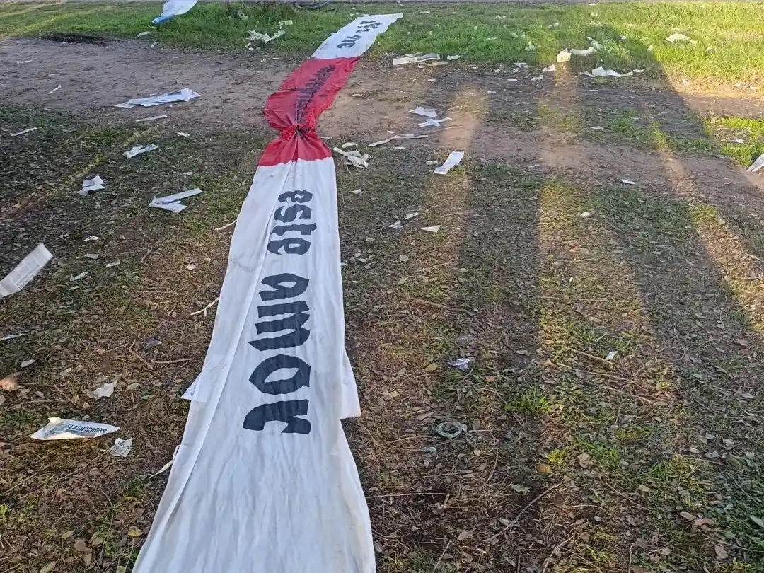 La bandera de San Martín que robaron los hinchas de Náutico y que sería el inicio del conflicto.