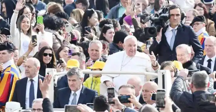 El Papa afirmó que el primer medio de evangelización es el testimonio