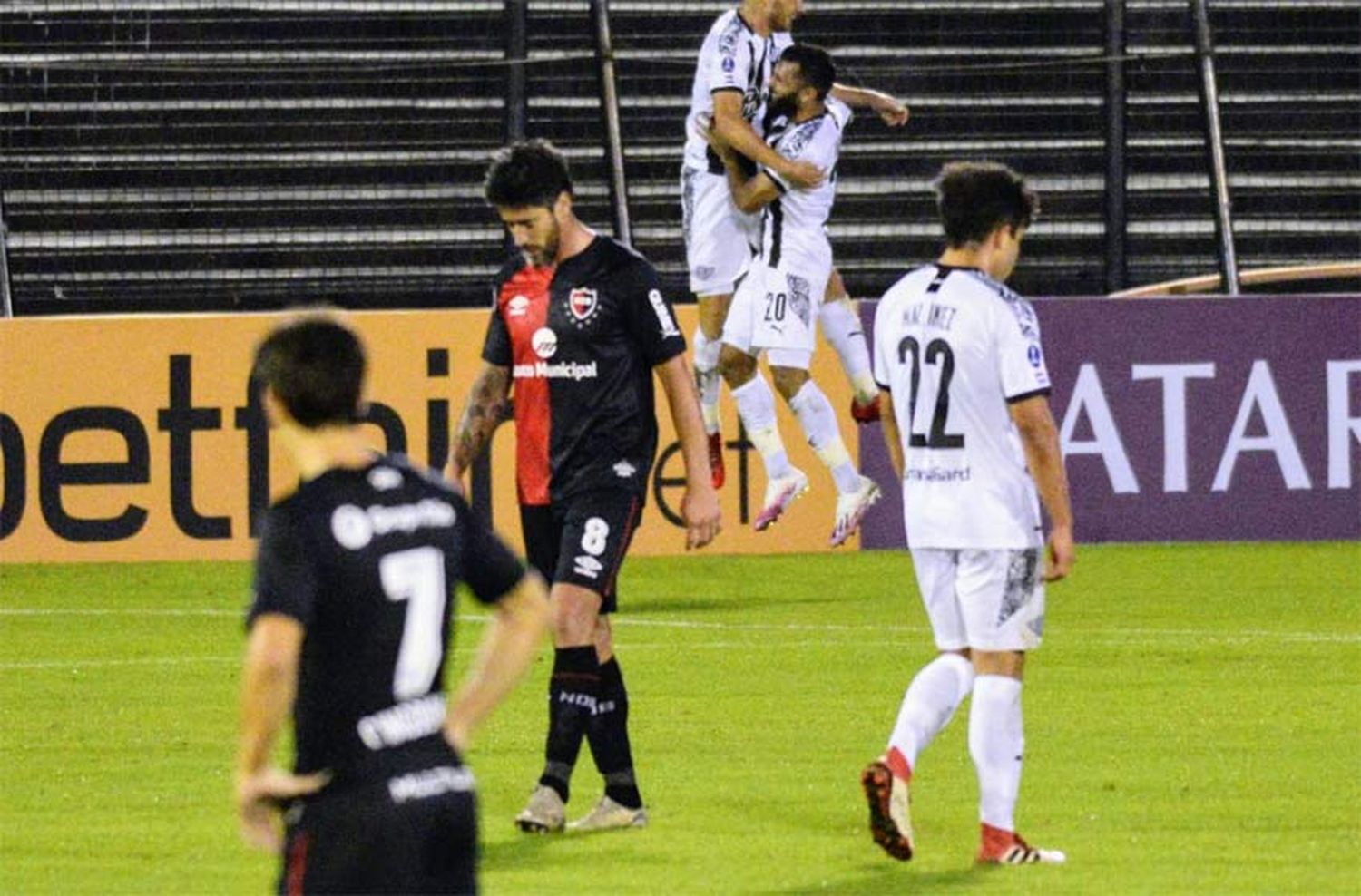 Newells tuvo una noche negra en el Parque y cayó ante Libertad de Paraguay