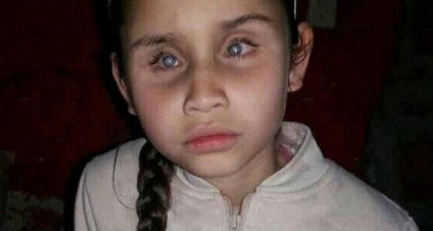 Zoe: La niña que necesita una máquina Braille para seguir escribiendo