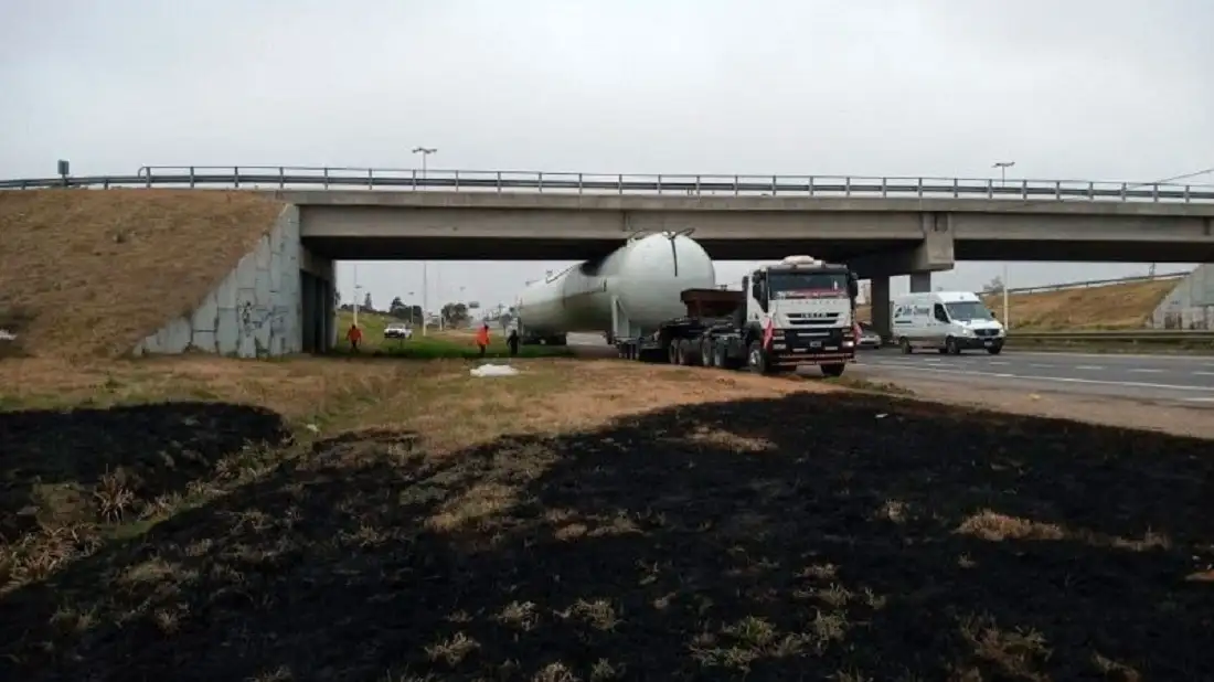 Trasladaban a Paraguay un gran tanque de gas, pero se atascaron bajo un puente