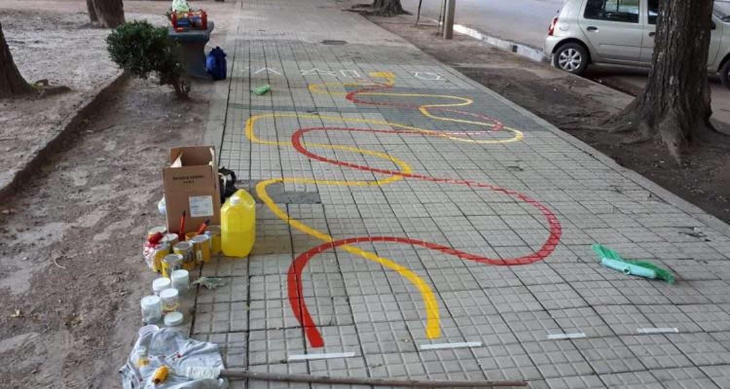 Pintan juegos en la plaza Constitución para los recreos de los chicos de la escuela 1