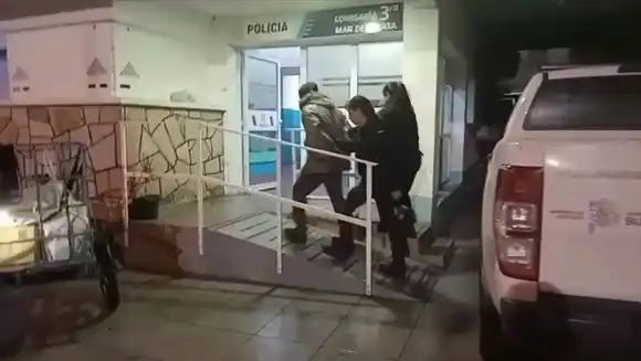 Quiso robar un auto, pero sonó la alarma y se fugó