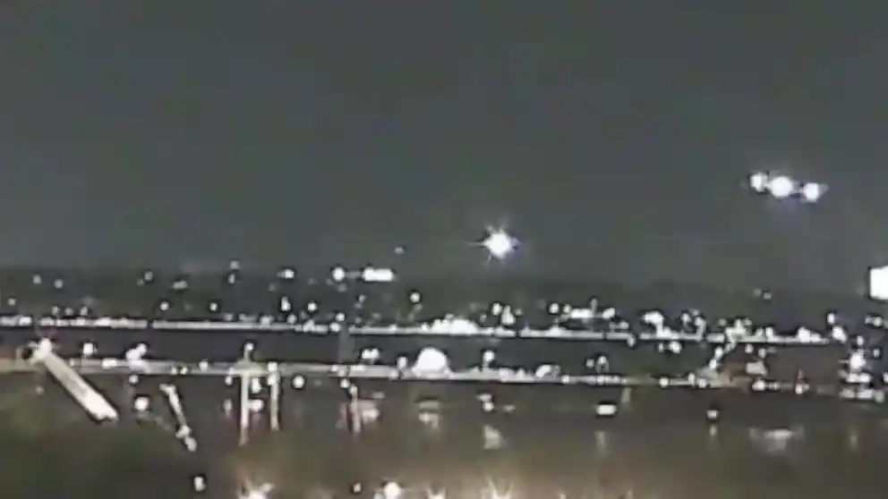 Un avión de pasajeros y un helicóptero chocan en el aire cerca del aeropuerto Reagan en Washington D.C.