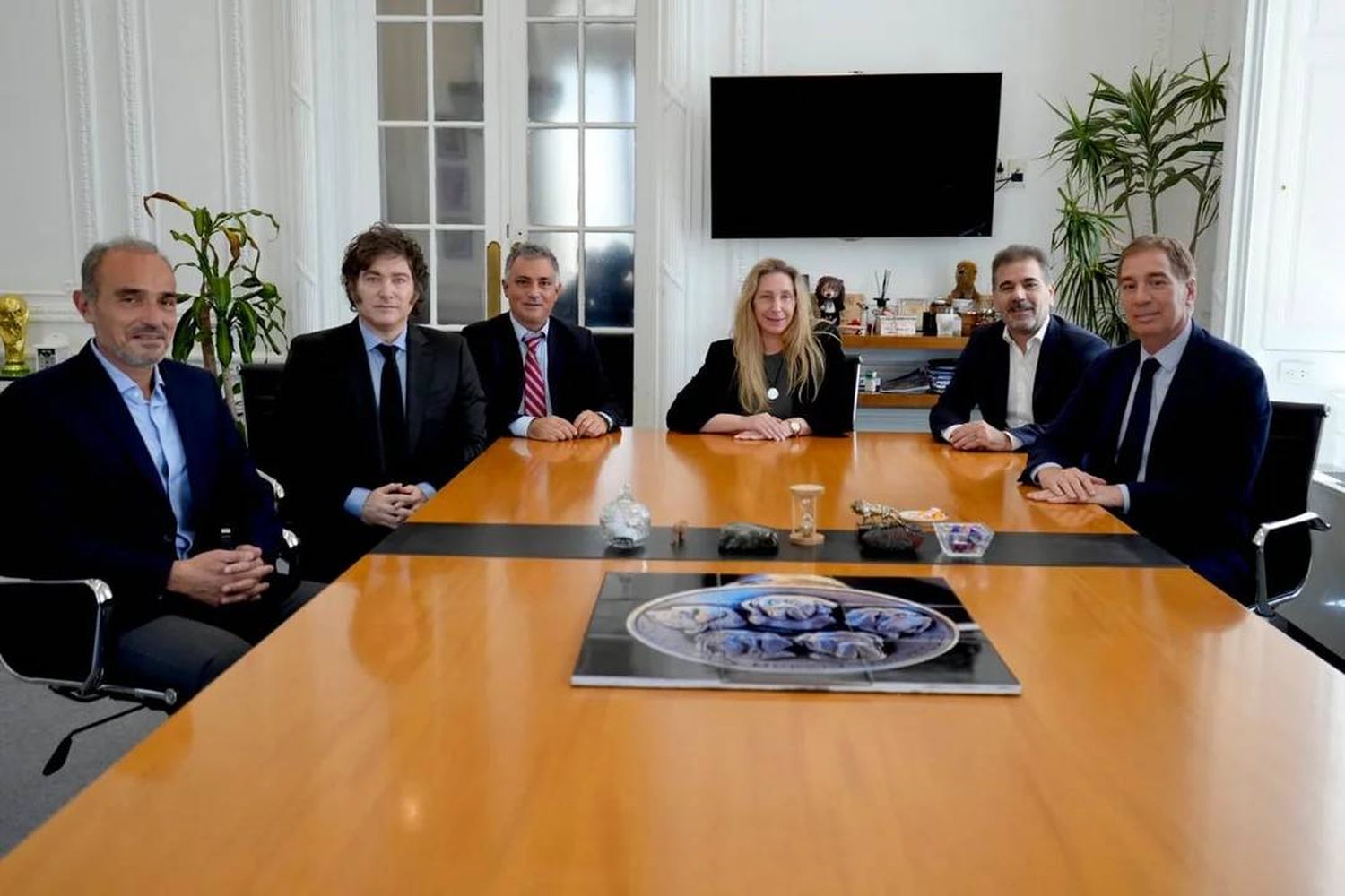 El gobierno recibió a Santilli y a Ritondo y acelera la alianza electoral en la provincia