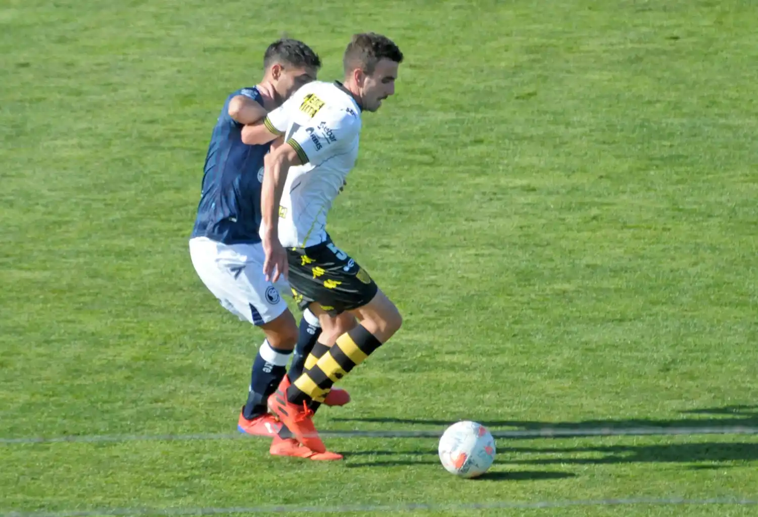 Spinaci busca consolidarse en el mediocampo de Santamarina.