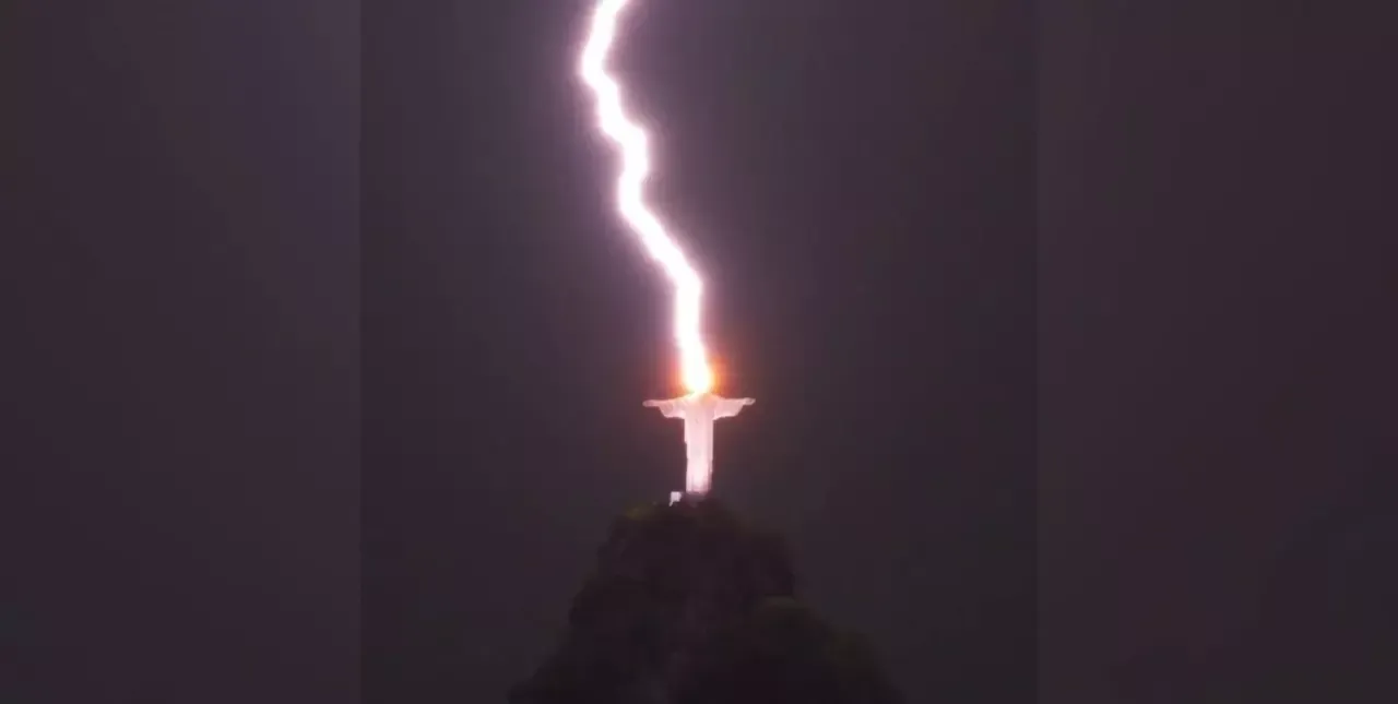 Espectacular imagen: el momento en que un rayo impacta sobre el Cristo Redentor de Rio de Janeiro