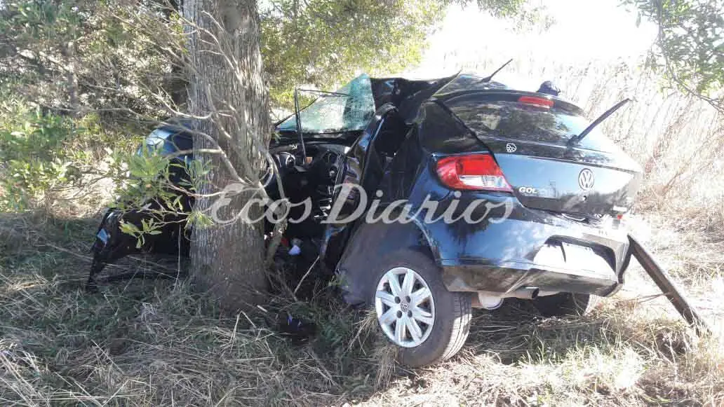 Un joven murió luego de estrellar su auto contra un árbol en ruta 88