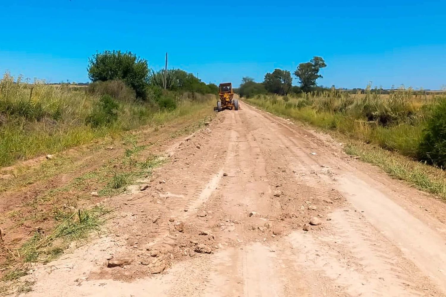 Trabajan en el afirmado del camino que vincula Eigenfeld con Merou