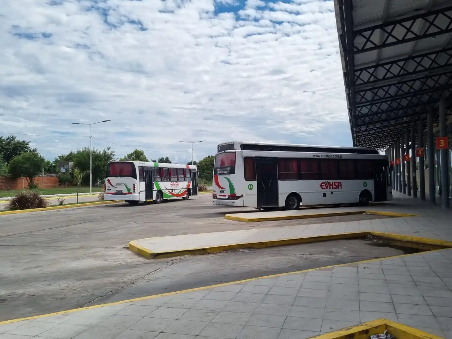 Terminal de ómnibus: "Todas las ventanillas cerradas, un desastre"