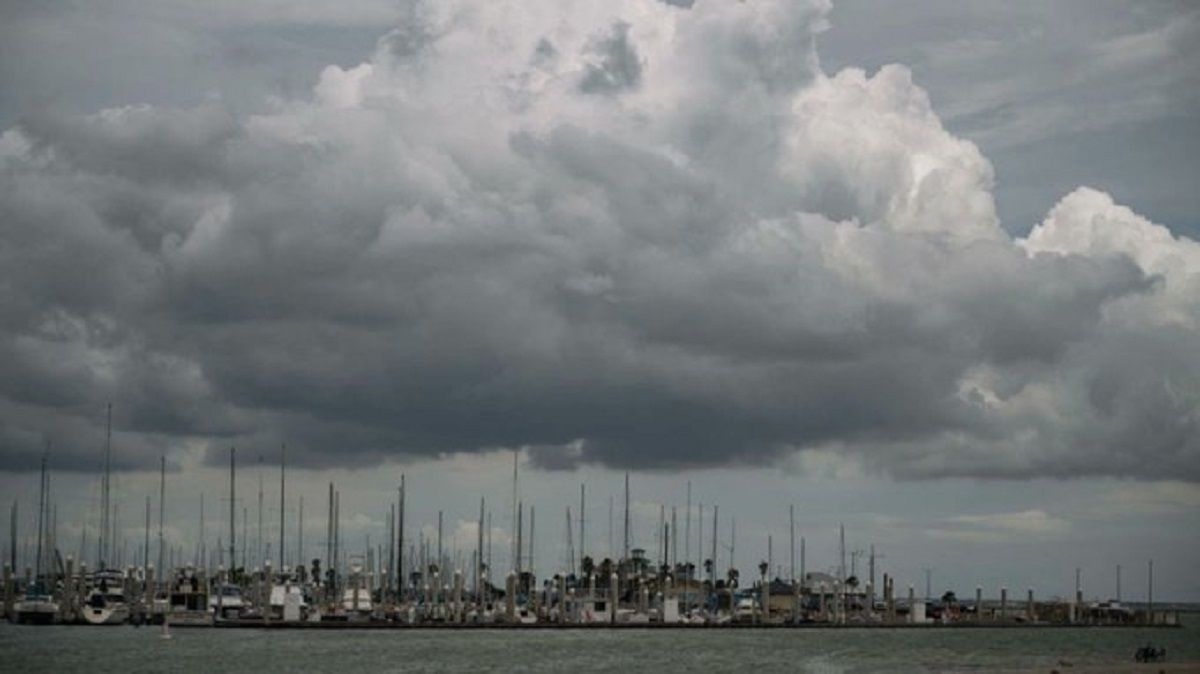 HURACÁN BERYL TOCA TEXAS: provoca fuertes lluvias, marejadas y cortes de energía