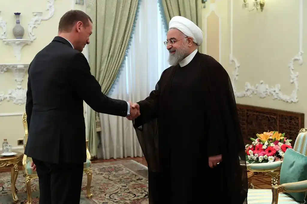 El enviado francés se reunió con Rohani en Teherán, bajo nuevas amenazas de Trump