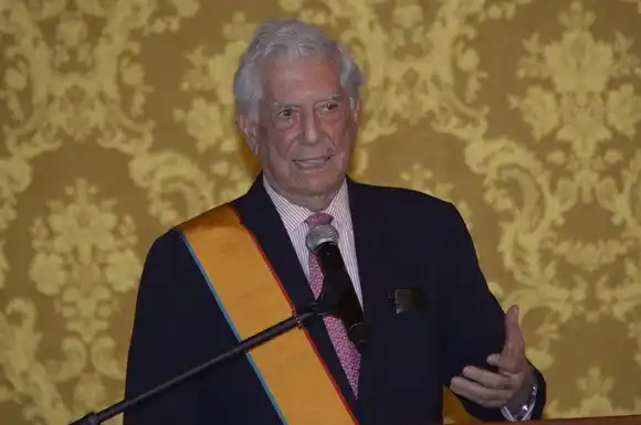 Vargas Llosa «evoluciona favorablemente» tras hospitalización en Madrid por COVID-19