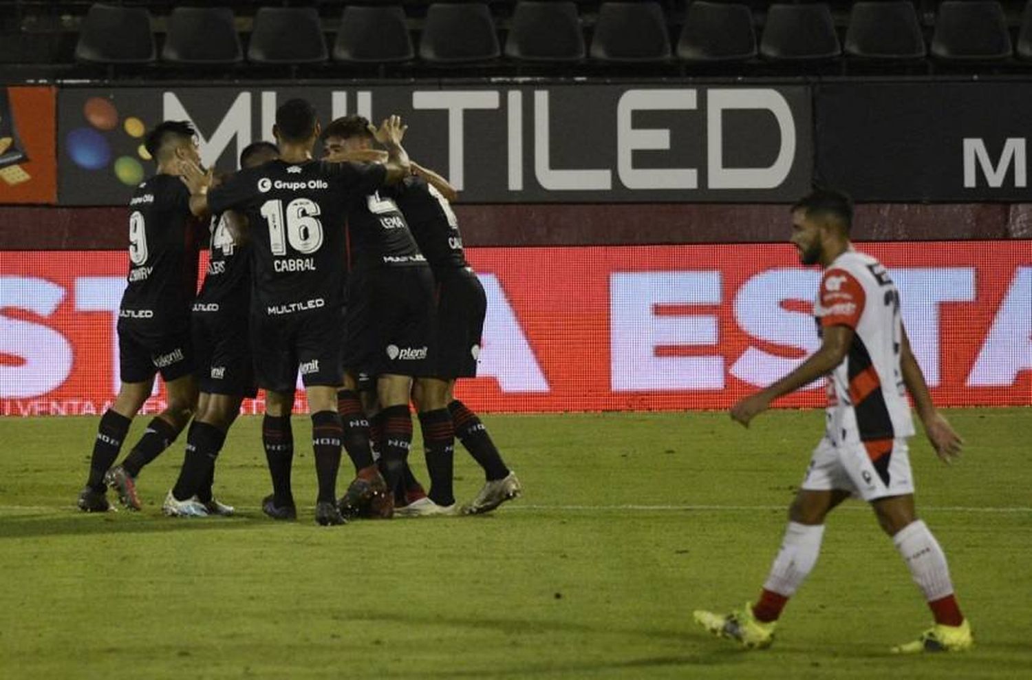 Newells le ganó a Patronato en el Coloso y extendió su racha positiva