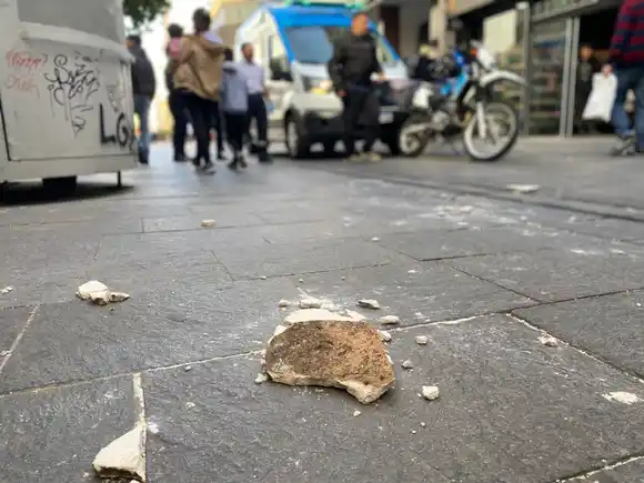 A una mujer se le cayó un bloque de mampostería y sufrió un corte en la cabeza