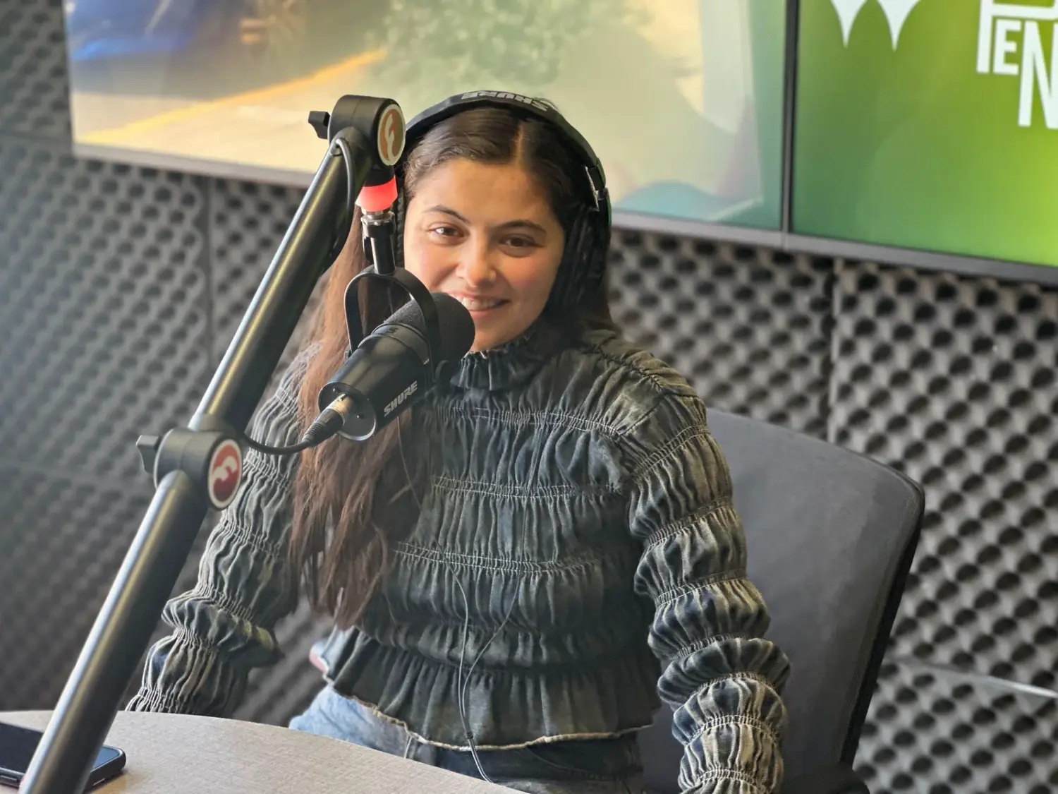 Julia Merlo, integrante de Cyrano, durante la entrevista en Ecos Radio.