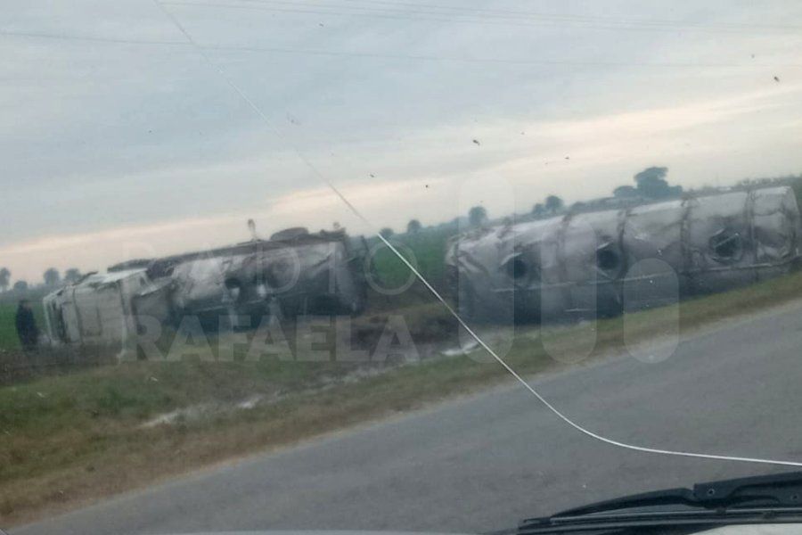 Impresionante vuelco en la región: un camión de leche terminó fuera de la calzada