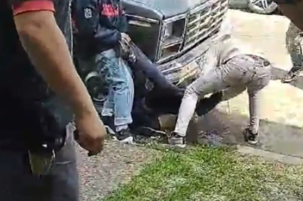 Se quiso esconder debajo de un vehículo y lo sacaron a la rastra