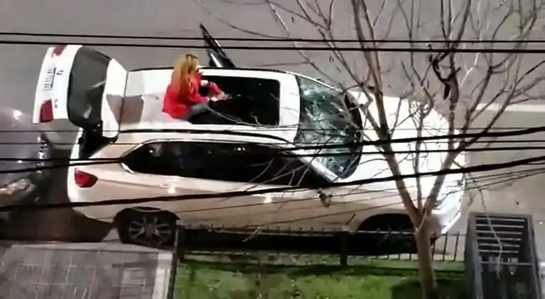 Con un matafuego y a los gritos, una mujer destrozó una camioneta en Santa Fe