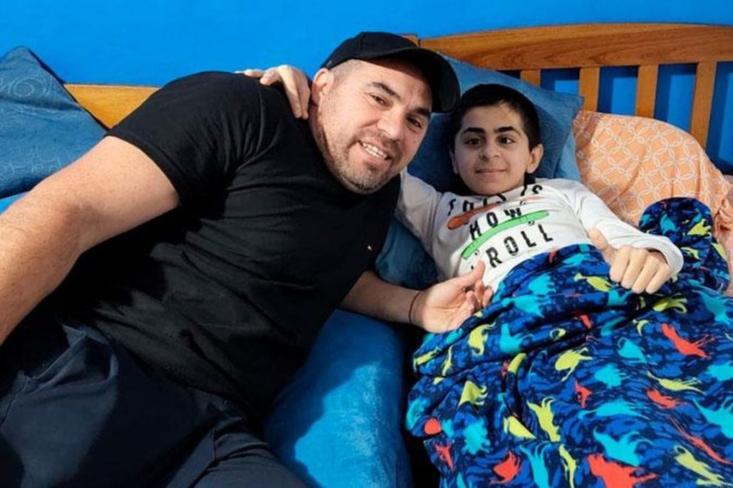 VIDEO | Emotivo: le regalaron una camioneta al papá de “Tomy”, un niño cordobés con “huesos de cristal”