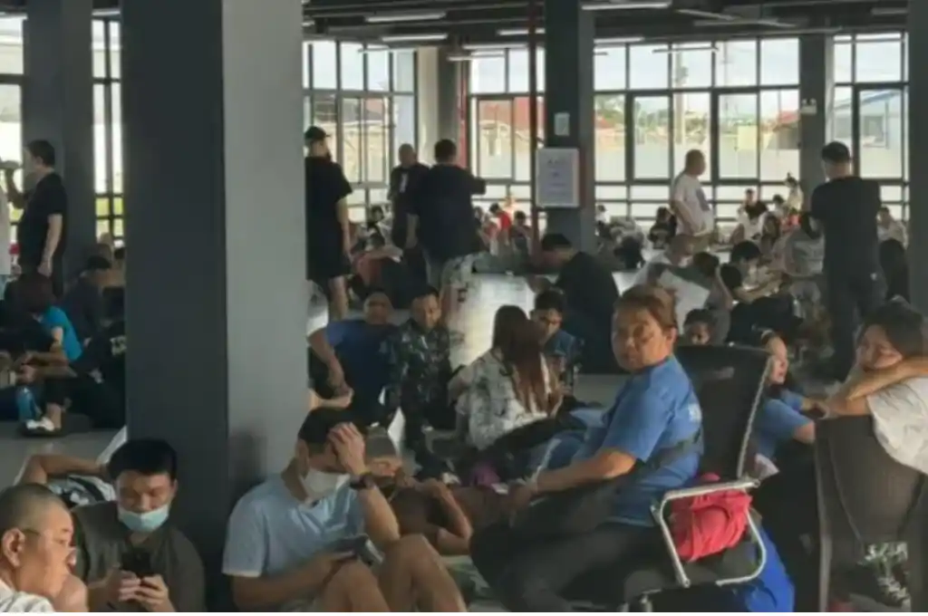 La policía local dijo que allanó el centro el y rescató a 383 filipinos, 202 chinos y otros 73 de varias nacionalidades.