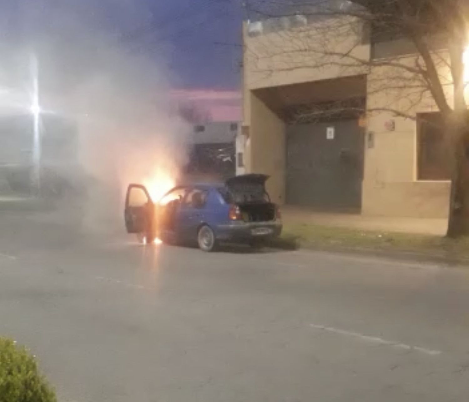 Un automóvil ardió en llamas en Espora y Liniers 
