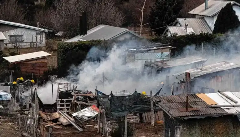 Trágico incendio: falleció un joven de 23 años con movilidad reducida y tres familias perdieron todo