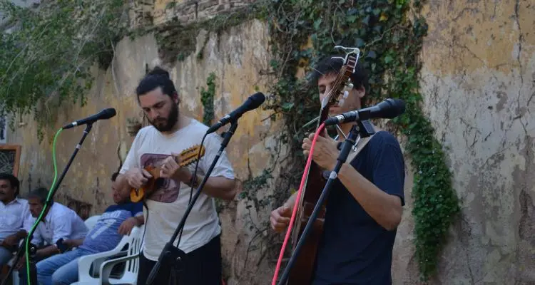 Poli Rosales y Nico Aulet en la Feria de Artesampedro este sábado