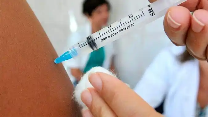 Gratuita y obligatoria: Ratificaron la vigencia de la vacuna contra la meningitis