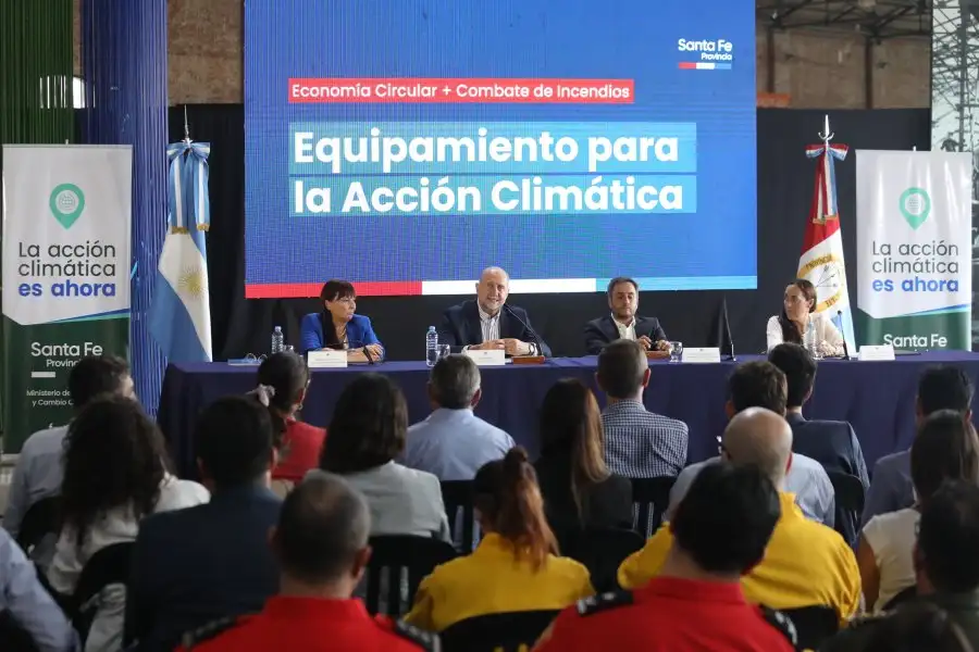 Del acto, realizado en el espacio La Redonda de la ciudad de Santa Fe, participaron las ministras de Ambiente y Cambio Climático de la provincia, Erika Gonnet; y de Gobierno, Justicia y Derechos Humanos, Celia Arena.