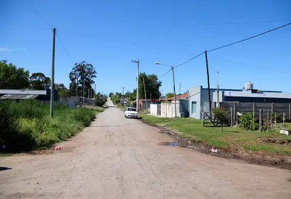 Dos motochorros armados interceptaron a una mujer y le robaron el celular