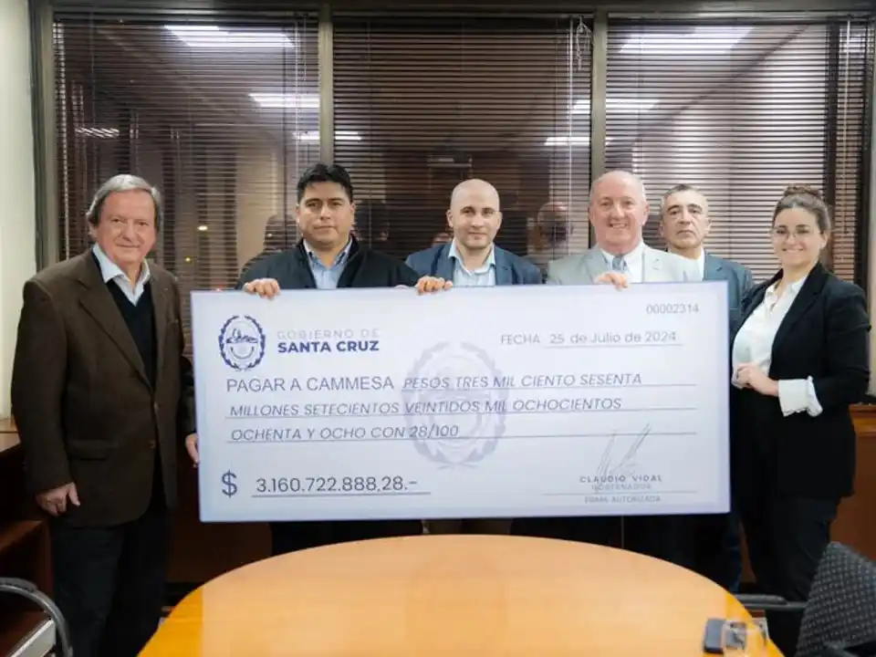 Claudio Vidal, gobernador de Santa Cruz, anunció el pago y criticó a Alicia Kirchner.