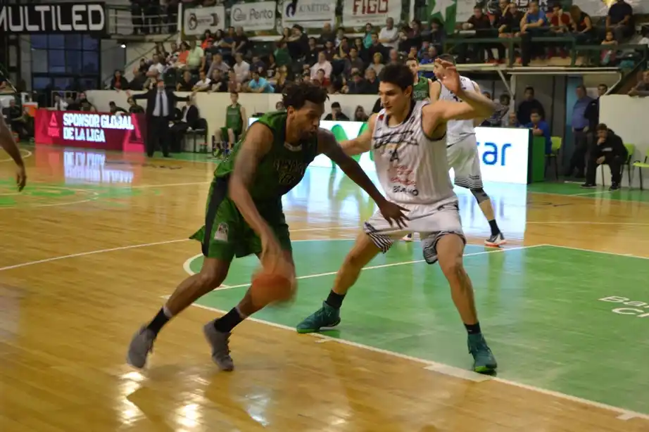 Peñarol sumó la sexta derrota en Comodoro