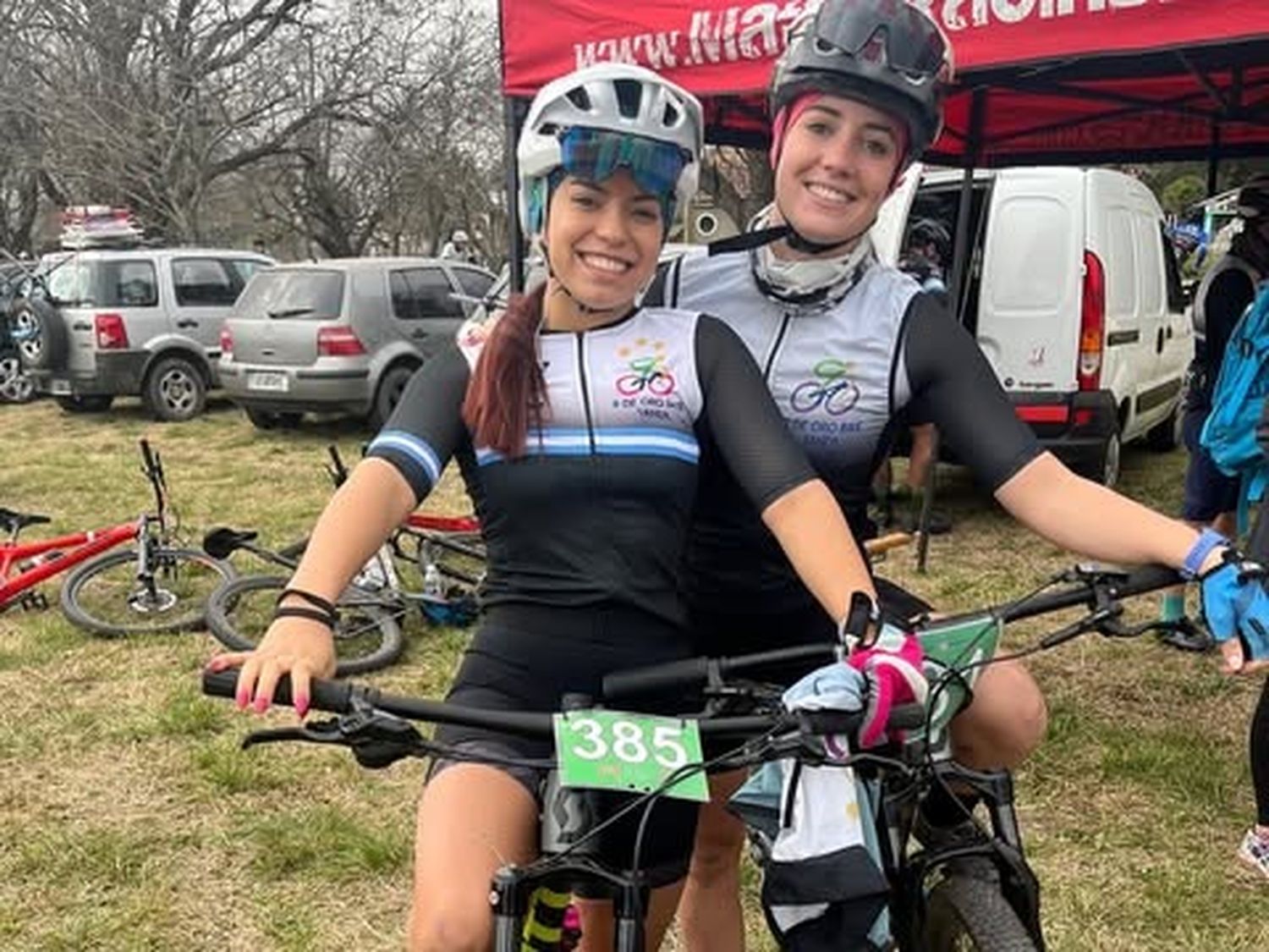 Valentina y Agustina, las profesoras de 9 de oro, en medio de una competición