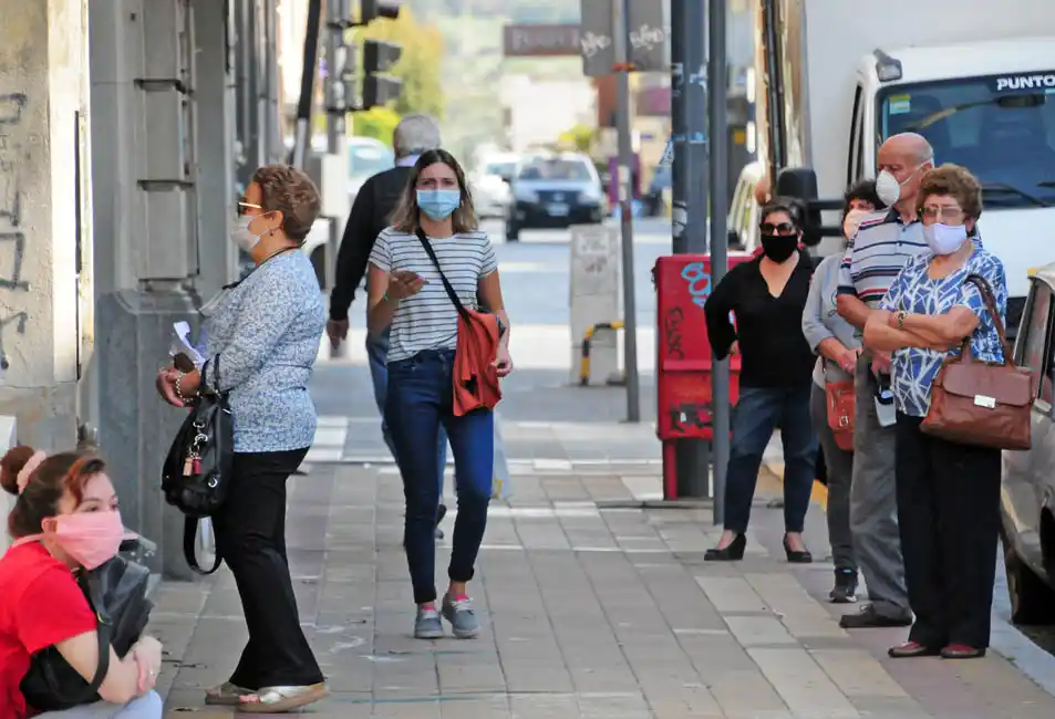 Reiteran que caminar solos por la calle sin barbijo "genera cero riesgo epidemiológico"