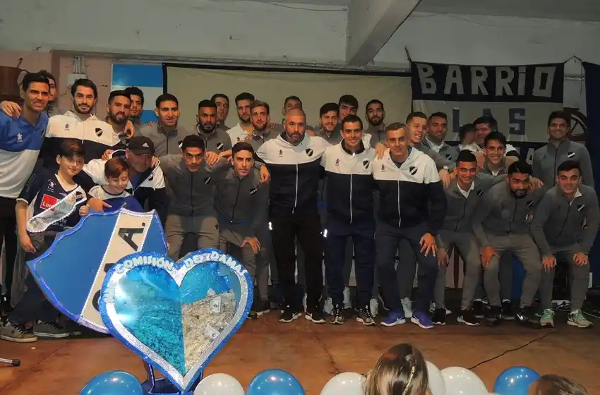 Alvarado presentó a su plantel con una gran fiesta